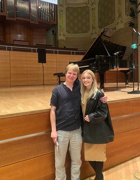 Lea Grothe mit ihrem Klavierlehrer Sergey Markin.