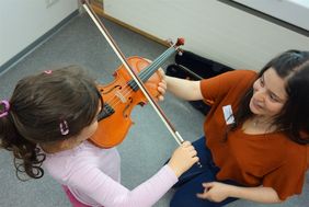 Die Kinder lernten den richtigen Umgang mit der Geige.